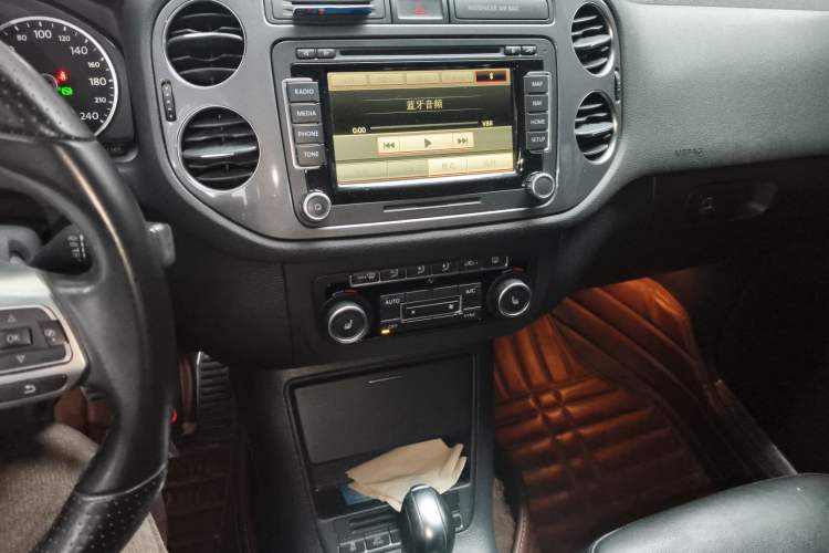 Used Volkswagen Tiguan 2012 2.0 TSI Luxury Edition Audio And AC Panel