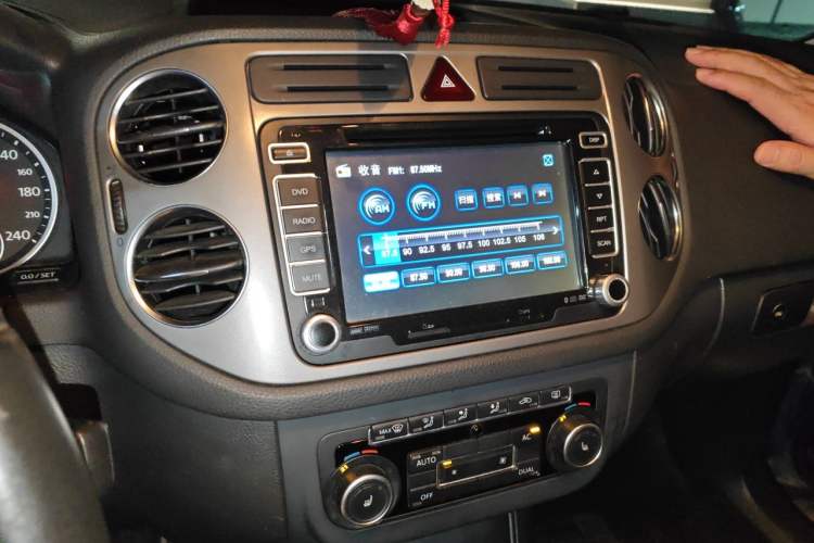 Used Volkswagen Tiguan 2012 1.8TSI Automatic All-Wheel Drive Elite Edition Audio And AC Panel