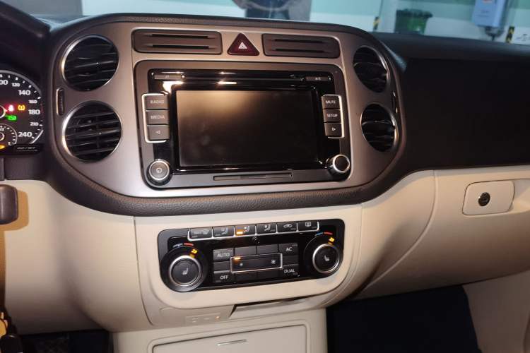 Used Volkswagen Tiguan 2012 1.8TSI Automatic All-Wheel Drive Elite Edition Audio And AC Panel