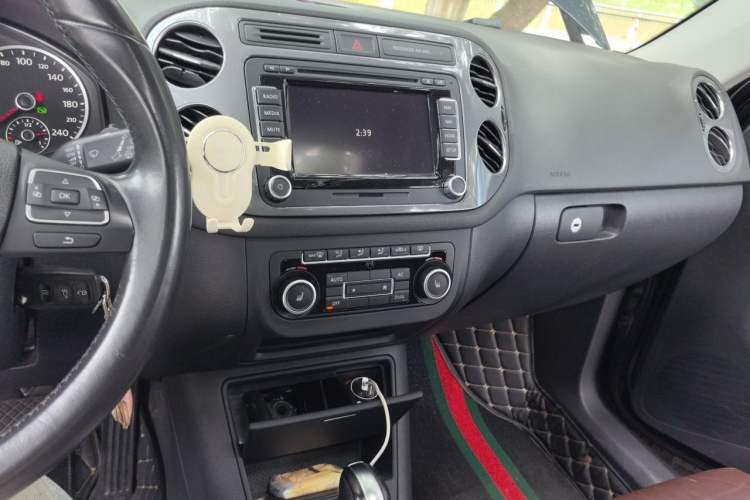 Used Volkswagen Tiguan 2012 2.0 TSI Luxury Edition Audio And AC Panel