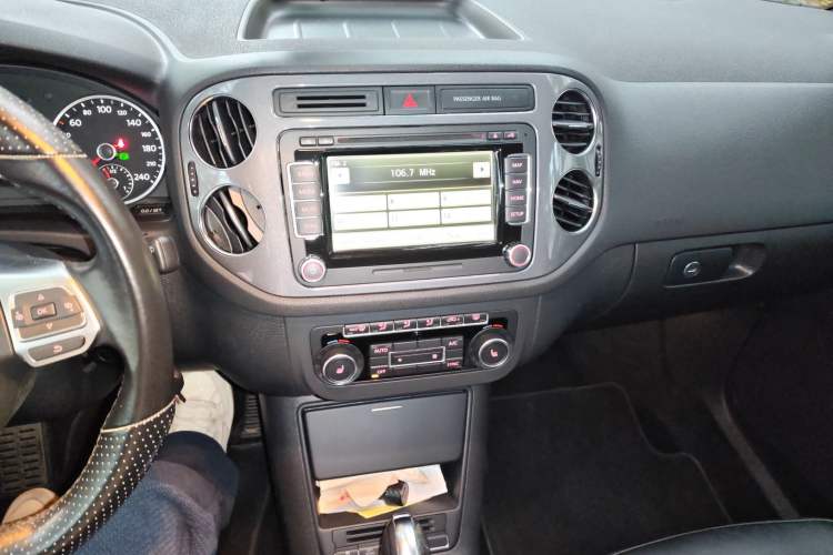 Used Volkswagen Tiguan 2012 2.0 TSI Luxury Edition Audio And AC Panel