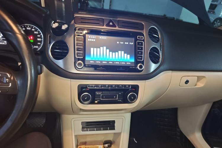 Used Volkswagen Tiguan 2012 2.0 TSI Automatic All-Wheel Drive Elite Edition Audio And AC Panel