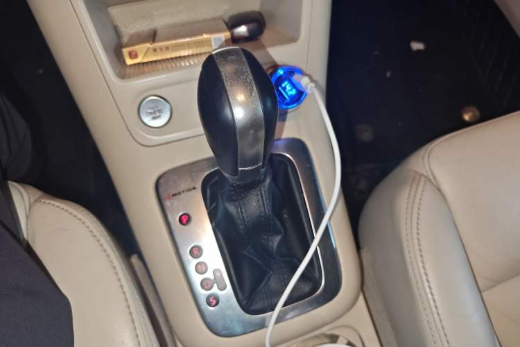 Used Volkswagen Tiguan 2012 2.0 TSI Automatic All-Wheel Drive Elite Edition Gear Lever