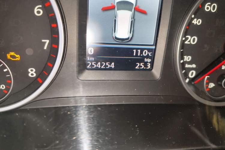 Used Volkswagen Tiguan 2012 2.0 TSI Luxury Edition Odometer Close Up