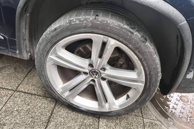 Used Volkswagen Tiguan 2012 2.0 TSI Luxury Edition Right Front Wheel Hub
