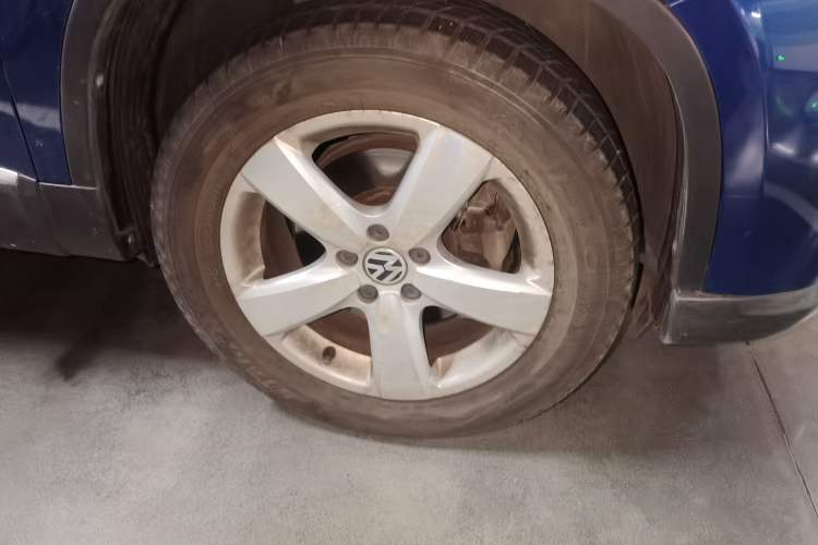 Used Volkswagen Tiguan 2012 1.8TSI Automatic All-Wheel Drive Elite Edition Right Front Wheel Hub