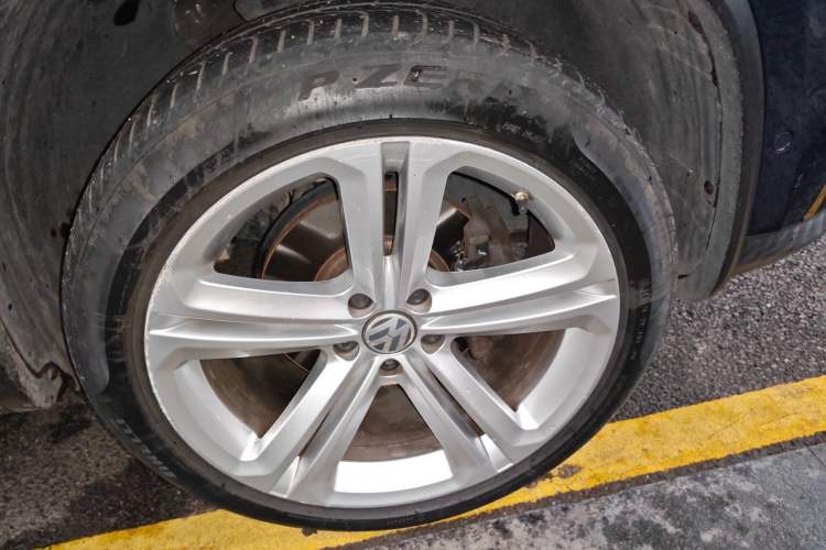 Used Volkswagen Tiguan 2012 2.0 TSI Luxury Edition Right Front Wheel Hub