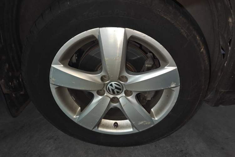 Used Volkswagen Tiguan 2012 2.0 TSI Automatic All-Wheel Drive Elite Edition Right Front Wheel Hub