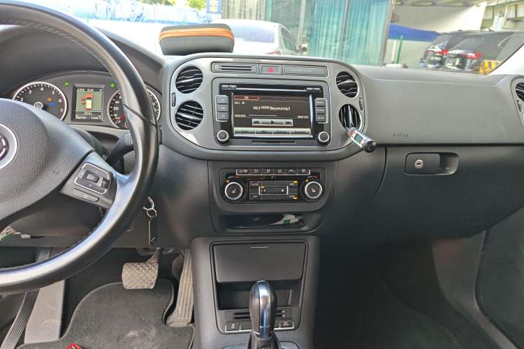Used Volkswagen Tiguan 2012 2.0 TSI Comfort Edition Audio And AC Panel