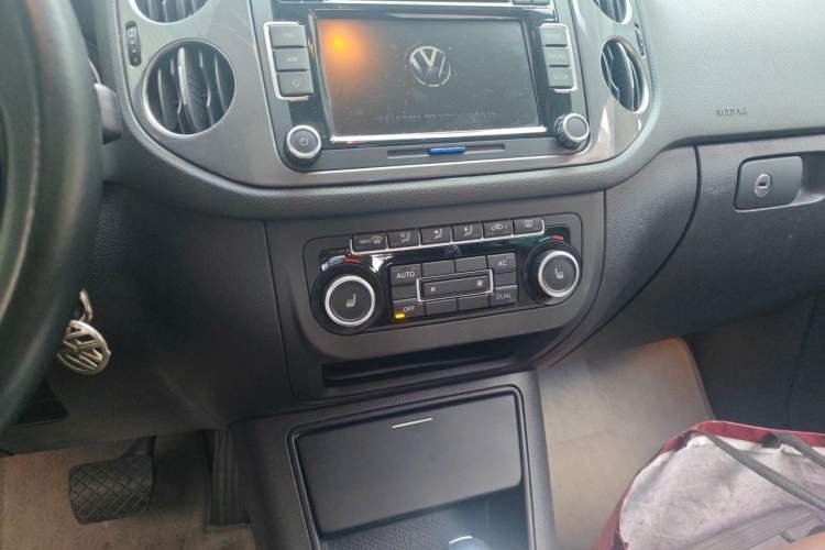 Used Volkswagen Tiguan 2012 2.0 TSI Comfort Edition Audio And AC Panel