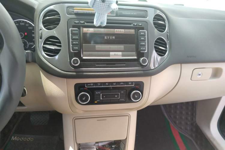 Used Volkswagen Tiguan 2012 2.0 TSI Luxury Edition Audio And AC Panel