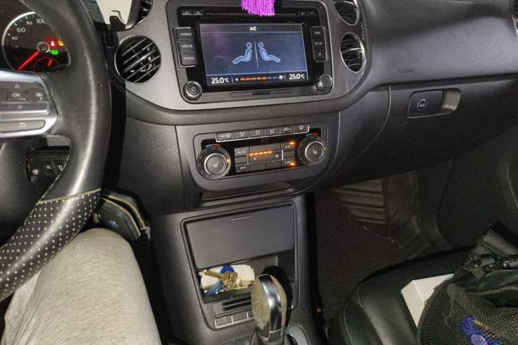 Used Volkswagen Tiguan 2012 2.0 TSI Luxury Edition Audio And AC Panel