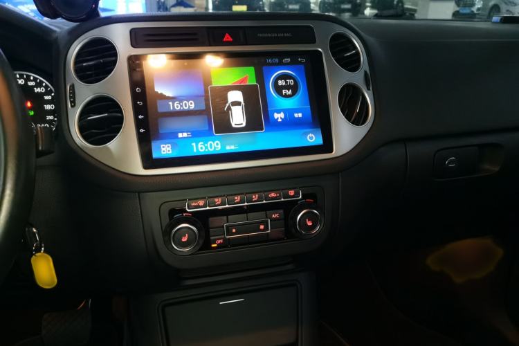 Used Volkswagen Tiguan 2012 2.0 TSI Comfort Edition Audio And AC Panel
