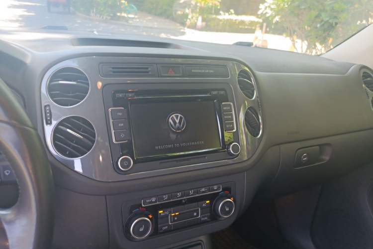Used Volkswagen Tiguan 2012 2.0 TSI Comfort Edition Audio And AC Panel