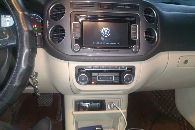 Used Volkswagen Tiguan 2012 2.0 TSI Comfort Edition Audio And AC Panel