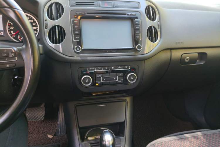 Used Volkswagen Tiguan 2012 2.0 TSI Comfort Edition Audio And AC Panel