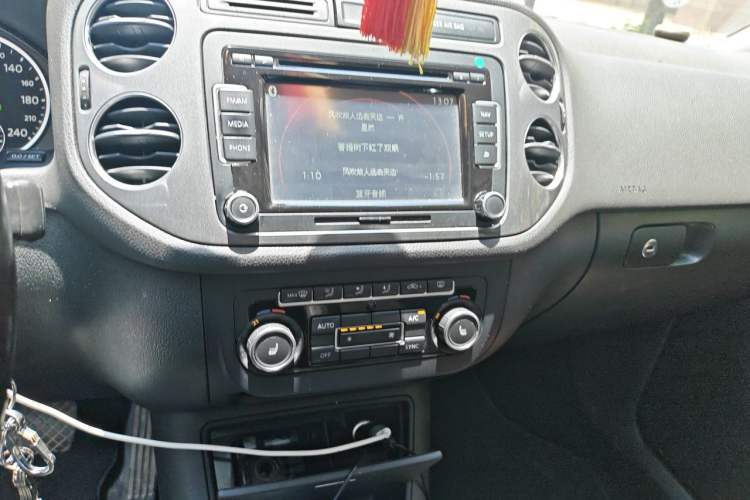 Used Volkswagen Tiguan 2012 2.0 TSI Comfort Edition Audio And AC Panel