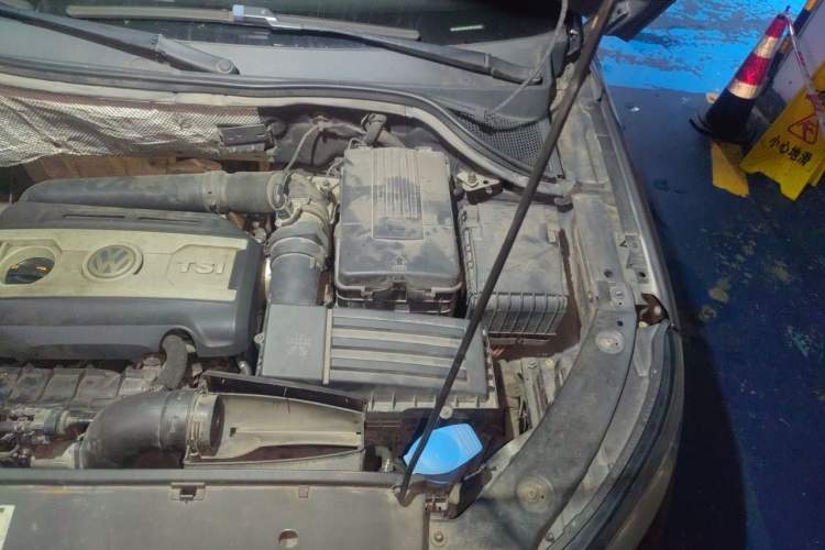 Used Volkswagen Tiguan 2012 2.0 TSI Comfort Edition Engine Bay Left