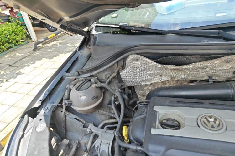 Used Volkswagen Tiguan 2012 2.0 TSI Comfort Edition Engine Bay Right