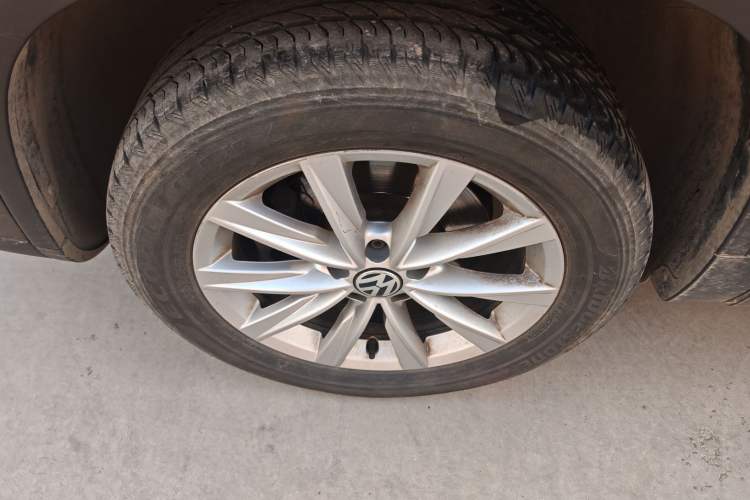 Used Volkswagen Tiguan 2012 2.0 TSI Comfort Edition Left Front Wheel Hub