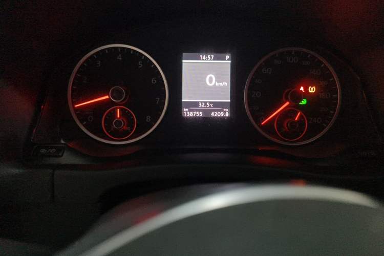 Used Volkswagen Tiguan 2012 2.0 TSI Luxury Edition Odometer Close Up
