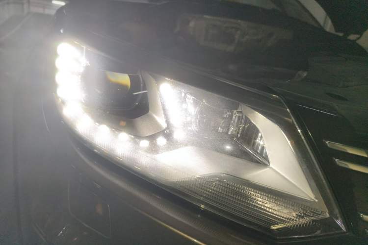 Used Volkswagen Tiguan 2012 2.0 TSI Luxury Edition Right Front Headlight