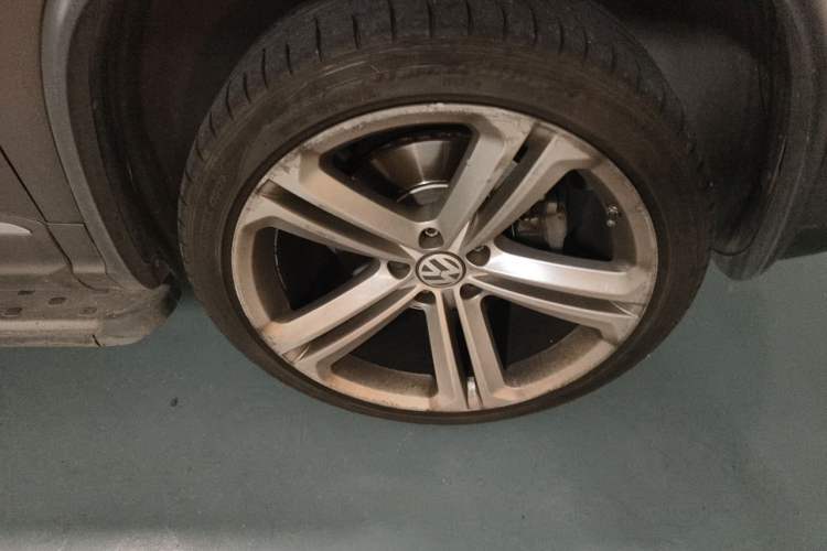Used Volkswagen Tiguan 2012 2.0 TSI Luxury Edition Right Front Wheel Hub