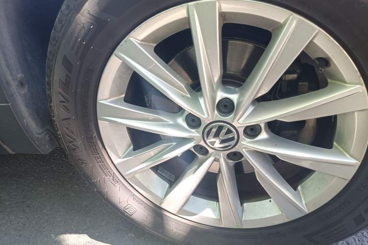 Used Volkswagen Tiguan 2012 2.0 TSI Comfort Edition Right Front Wheel Hub