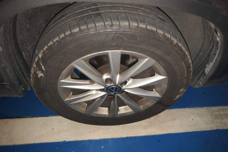Used Volkswagen Tiguan 2012 2.0 TSI Comfort Edition Right Front Wheel Hub