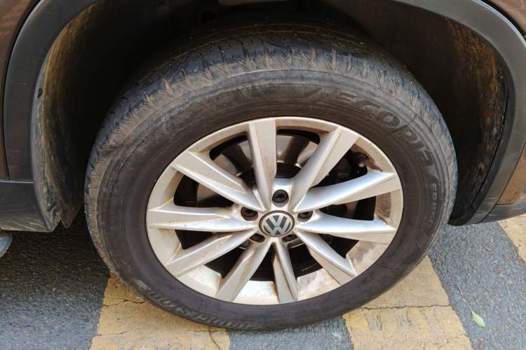 Used Volkswagen Tiguan 2012 2.0 TSI Comfort Edition Right Front Wheel Hub