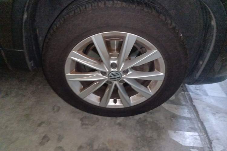 Used Volkswagen Tiguan 2012 2.0 TSI Comfort Edition Right Front Wheel Hub