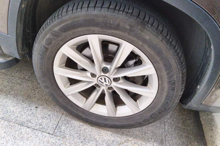 Used Volkswagen Tiguan 2012 2.0 TSI Comfort Edition Right Front Wheel Hub