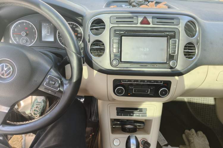 Used Volkswagen Tiguan 2012 2.0 TSI Automatic All-Wheel Drive Flagship Edition Audio And AC Panel