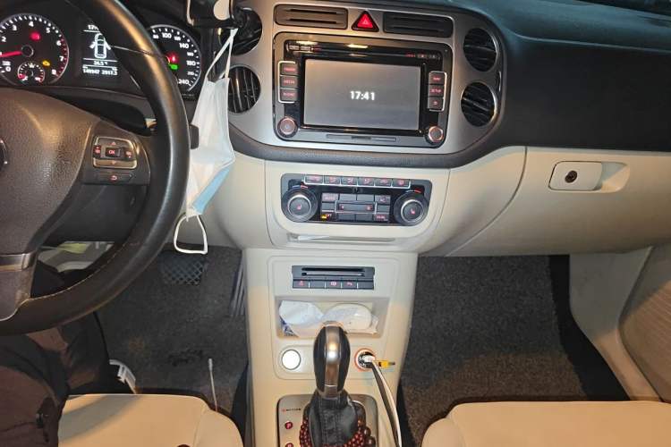 Used Volkswagen Tiguan 2012 2.0 TSI Automatic All-Wheel Drive Flagship Edition Audio And AC Panel