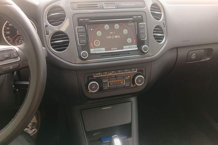 Used Volkswagen Tiguan 2012 2.0 TSI Comfort Edition Audio And AC Panel