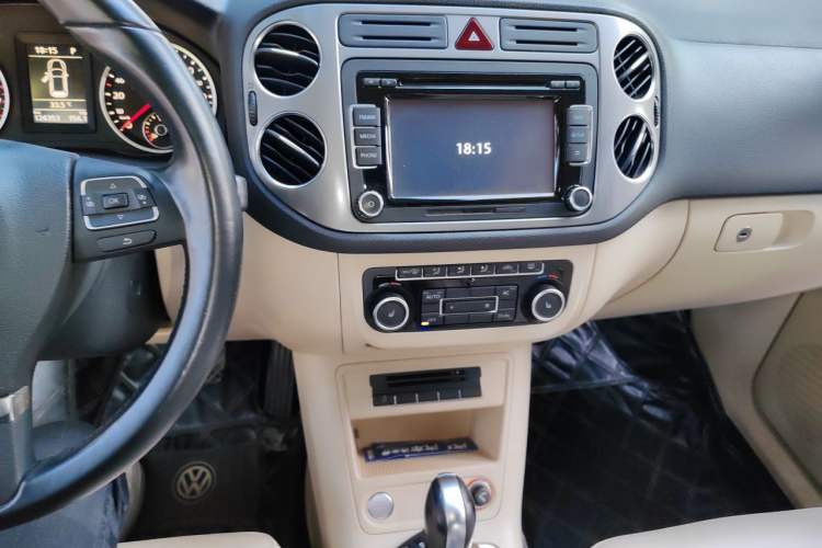 Used Volkswagen Tiguan 2012 2.0 TSI Automatic All-Wheel Drive Elite Edition Audio And AC Panel