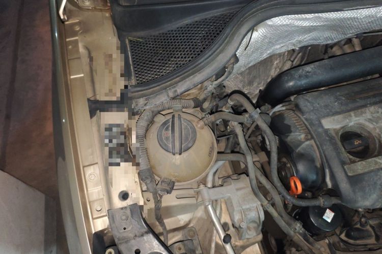 Used Volkswagen Tiguan 2012 1.8TSI Automatic Two-Wheel Drive Zhaoshi Edition Engine Bay Right