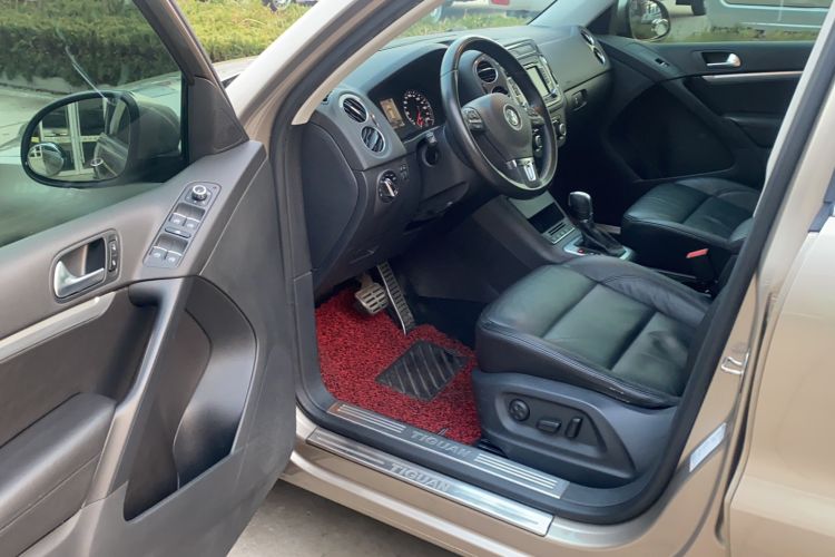 Used Volkswagen Tiguan 2012 2.0 TSI Comfort Edition Interior 5