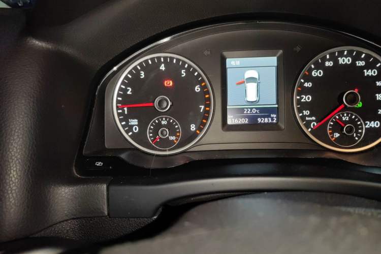 Used Volkswagen Tiguan 2012 2.0 TSI Luxury Edition Odometer Close Up