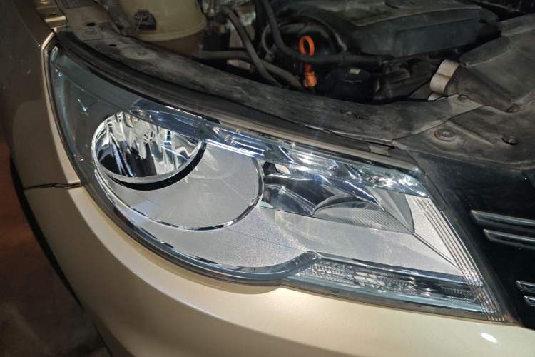 Used Volkswagen Tiguan 2012 1.8TSI Automatic Two-Wheel Drive Zhaoshi Edition Right Front Headlight