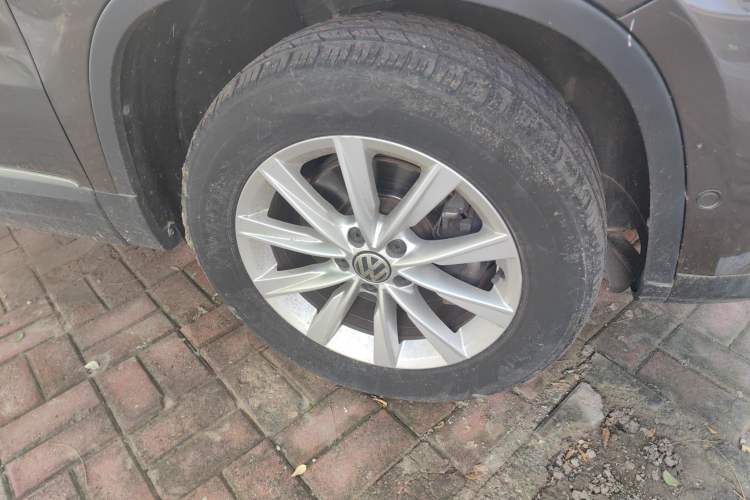 Used Volkswagen Tiguan 2012 2.0 TSI Comfort Edition Right Front Wheel Hub