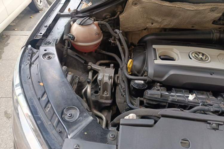 Used Volkswagen Tiguan 2012 2.0 TSI Comfort Edition Engine Bay Right