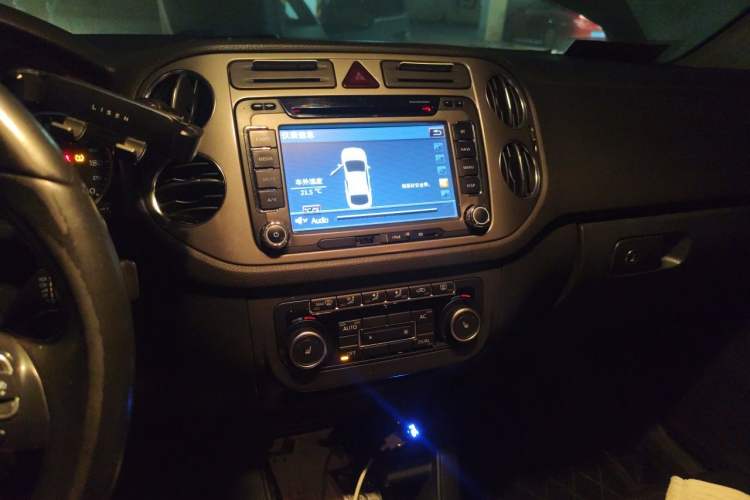 Used Volkswagen Tiguan 2012 1.8TSI Automatic All-Wheel Drive Elite Edition Audio And AC Panel
