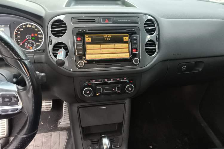 Used Volkswagen Tiguan 2012 2.0 TSI Luxury Edition Audio And AC Panel