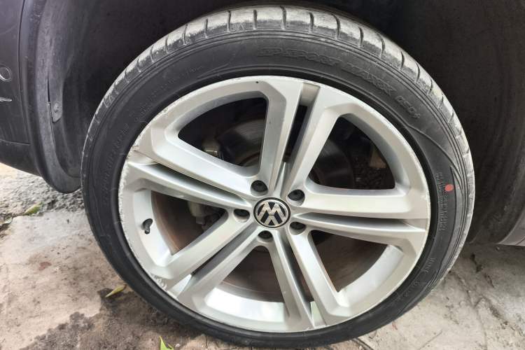 Used Volkswagen Tiguan 2012 2.0 TSI Luxury Edition Left Front Wheel Hub