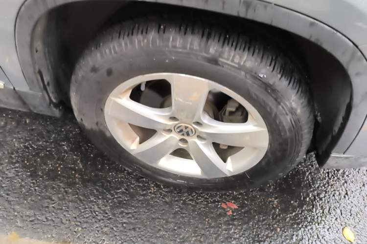 Used Volkswagen Tiguan 2012 1.8TSI Automatic All-Wheel Drive Elite Edition Right Front Wheel Hub