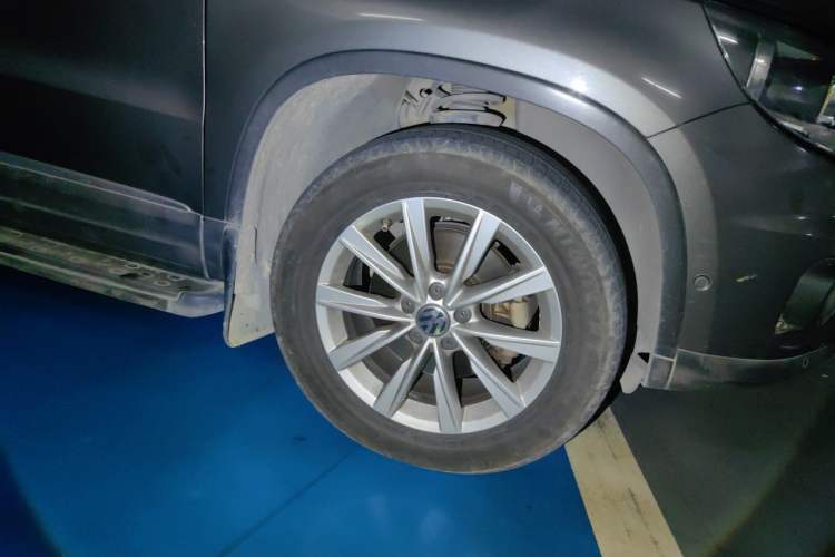 Used Volkswagen Tiguan 2012 2.0 TSI Automatic All-Wheel Drive Elite Edition Right Front Wheel Hub