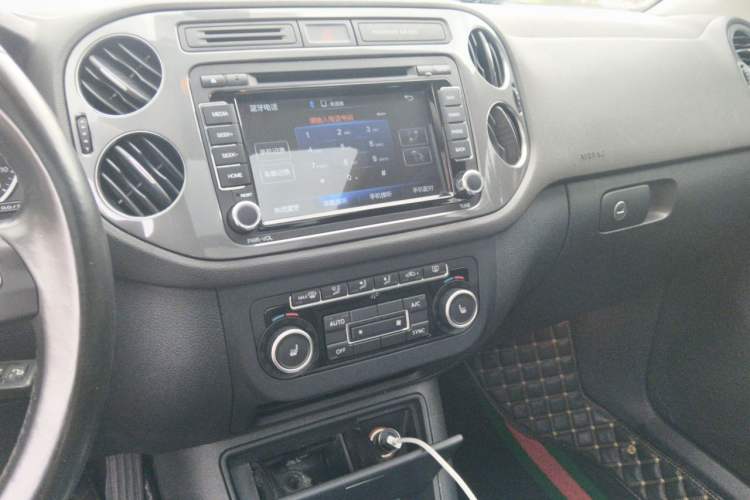 Used Volkswagen Tiguan 2012 2.0 TSI Comfort Edition Audio And AC Panel