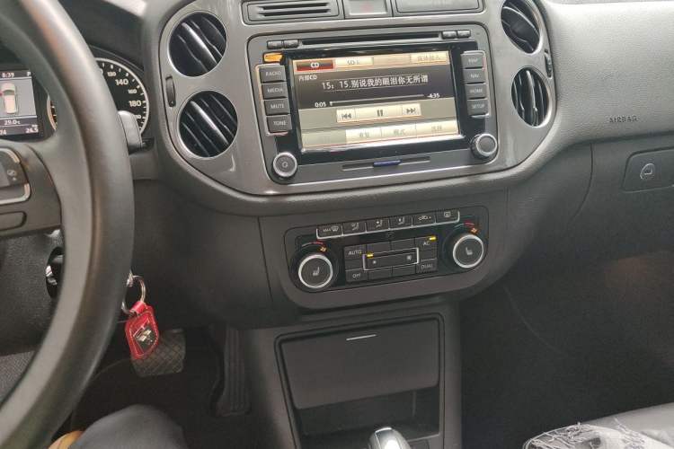 Used Volkswagen Tiguan 2012 2.0 TSI Luxury Edition Audio And AC Panel