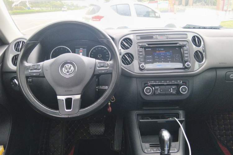 Used Volkswagen Tiguan 2012 2.0 TSI Comfort Edition Center Console